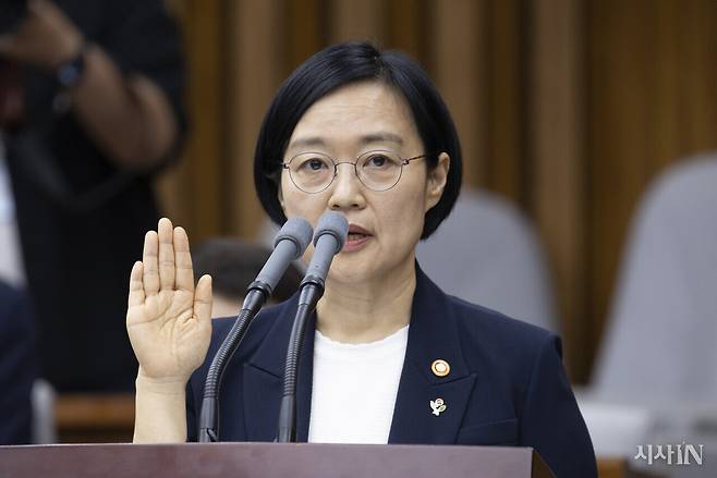 6월25일 한성숙 국무총리 후보자가 국회에서 열린 인사청문회에서 선서를 하고 있다. ⓒ시사IN 이명익