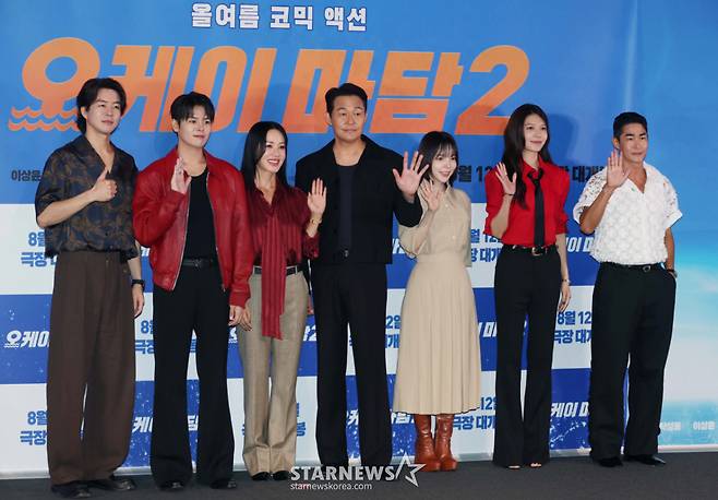 배우 이상윤, 려운, 엄정화, 박성웅, 박진주, 최수영, 배정남이 27일 오후 서울 CGV용산아이파크몰에서 진행된 영화 '오케이 마담2' 언론배급시사회 및 기자간담회에 참석해 포즈를 취하고 있다. /2026.07.27 /사진=이동훈 photoguy@