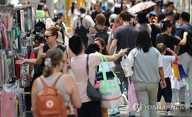 관광수지 3개월 연속 흑자 행진 (서울=연합뉴스) 이진욱 기자 = 장기간 적자를 이어가던 월간 관광수지가 올해 들어 반등하며 3개월 연속 흑자 행진을 기록한 것으로 집계됐다. 26일 한국관광공사의 '한국관광 데이터랩'에 따르면 올해 5월 관광수지는 2억2천50만달러(약 3천226억원)의 흑자를 기록하며, 8억2천17만달러의 적자를 기록했던 지난해 같은 달보다 10억달러 이상 개선됐다. 사진은 이날 서울 명동 외국인 관광객 모습. 2026.7.26 cityboy@yna.co.kr
