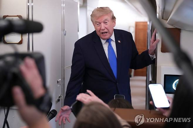 기자들과 대화하는 도널드 트럼프 미국 대통령 2일(현지시간) 도널드 트럼프 미국 대통령이 워싱턴 DC로 복귀하며 에어포스원에서 기자들과 대화를 하고 있는 모습. [AP=연합뉴스. 재판매 및 DB 금지]