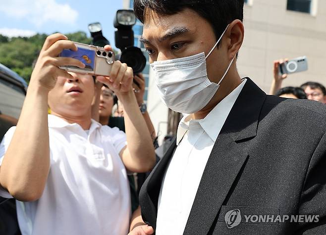 영장 심사 마치고 나오는 최영중 (청주=연합뉴스) 이성민 기자 = 아동 성매매 혐의를 받는 최영중 전 청주시의원이 30일 오후 청주지법에서 구속 전 피의자 심문(영장실질심사)을 받은 뒤 청사를 빠져나와 호송차에 오르고 있다. 2026.7.30 chase_arete@yna.co.kr