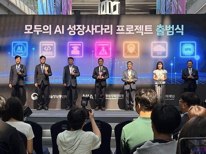 '모두의 AI 성장사다리 프로젝트' 출범식 (가운데)배경훈 부총리 겸 과학기술정보통신부 장관이 3일 국립광주과학관에서 열린 '모두의 AI 성장사다리 프로젝트' 출범식에서 세리머니를 진행하고 있다. [촬영 권하영]