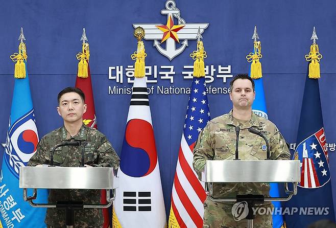 2026 FS연습 한미 공동브리핑 자료 지난 2월 25일 서울 용산구 국방부에서 장도영 합동참모본부 공보실장과 라이언 도날드 주한미군사 공보실장이 2026 자유의방패(FS) 연습 계획 관련 공동브리핑을 하는 모습. [사진공동취재단·연합뉴스 자료사진]