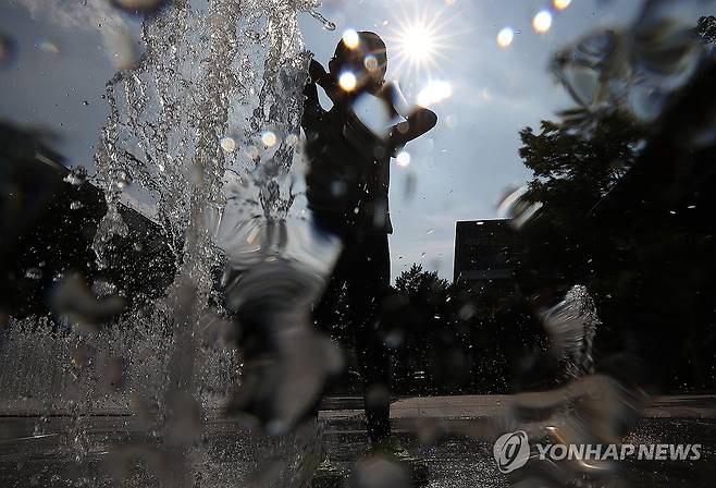 '일상이 된 폭염' (대구=연합뉴스) 김현태 기자 = 대구의 낮 최고기온이 40도를 웃돈 3일 오후 시내 한 바닥분수에서 어린이가 더위를 식히고 있다. 2026.8.3 mtkht@yna.co.kr