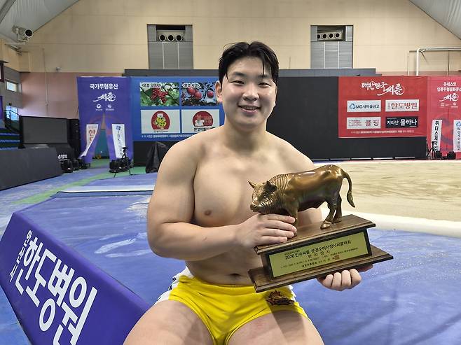 울주군청 김무호 (문경=연합뉴스) 김동한 기자 = 3일 경북 문경시 문경체육관에서 열린 위더스제약 2026 민속씨름 문경오미자장사씨름대회에서 김무호(울주군청)가 한라장사에 등극했다. 2026.8.3 moved@yna.co.kr