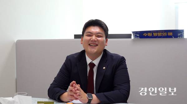 6·3 지방선거 경기도 최연소 당선자인 홍은철 수원시의원이 4일 경인일보와의 인터뷰에서 “4년 뒤에는 ‘어려서 걱정했지만 일을 시켜보니 가장 잘하더라’는 평가를 받고 싶다”고 강조했다. 2026.8.4 /박소연PD parksy@kyeongin.com