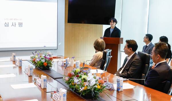 신창훈 건축사·프로젝트 대표 설계사가 지난 3일 서울특별시 강남 CR타워에서 열린 '2026 조선내화 목포공장 사진 공모전 시상식'에서 심사평을 하고 있다. 판영석 기자