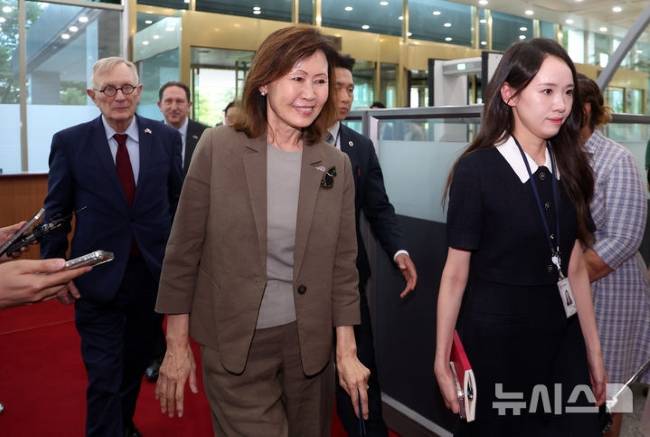미셸 스틸 신임 주한 미국 대사가 4일 서울 종로구 외교부에서 조현 외교부 장관과 접견하기 위해 등청하고 있다. / 사진=뉴시스