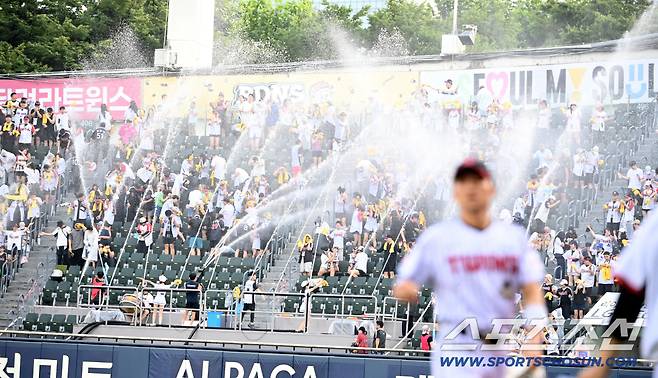 28일 잠실야구장에서 열린 키움과 LG의 경기. 관중석의 LG 팬들이 시원한 물줄기를 즐기고 있다. 잠실=허상욱 기자wook@sportschosun.com/2026.07.28/