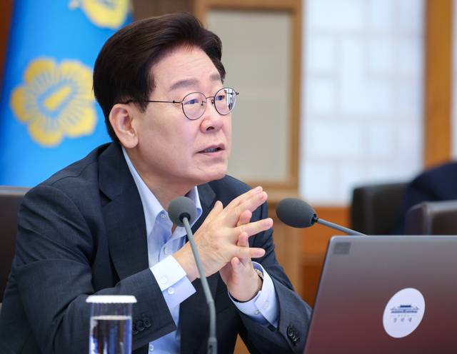 이재명 대통령이 4일 청와대에서 열린 국무회의에서 발언하고 있다. [청와대통신사진기자단]