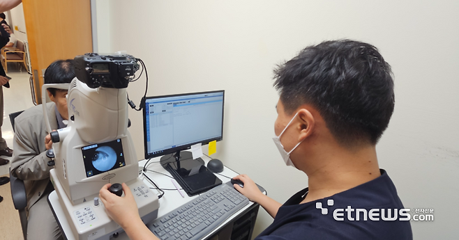 4일 오전 서울 세브란스병원 내분비내과 당뇨병센터에서 메디웨일의 망막질환 AI 솔루션이 적용된 안저카메라로 환자가 검사를 받고 있다. (사진=배옥진)