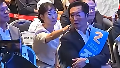 이지은(왼쪽 두 번째) 전 더불어민주당 대변인이 1일 대전 유성구 대전컨벤션센터에서 열린 '민주당 8·17 전당대회 충청권 합동연설회' 도중 앞줄에 앉은 정청래 당대표 후보의 볼을 콕 찌르는 장난을 치고 있다. 황기자TV 영상 캡처