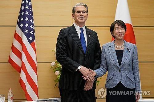 베선트 미 재무장관(왼쪽)과 다카이치 사나에 일본총리가 지난 5월 12일 악수하고 있다. / 사진=AP, 연합뉴스