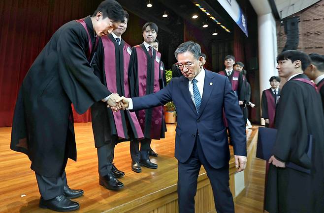 정성호 법무부 장관이 3일 경기 정부과천청사에서 열린 신임 검사 임관식에서 신임 검사들과 악수하고 있다. 법무부는 이날 제12회 변호사 시험에 합격해 법무관으로 전역한 19명에 대한 임관식을 열었다. 중대범죄수사청·공소청 설치법에 따라 오는 10월 검찰청이 폐지되면서 검찰청 산하에서 열린 임관식은 이날이 마지막이 됐다. [연합뉴스]