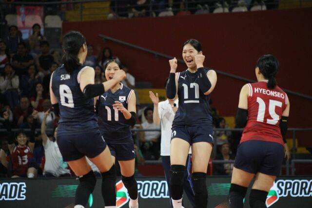 한국 U17 여자배구 대표팀이 2일 페루에서 만난 도미니카공화국과의 맞대결에서 포효하고 있다./페루배구연맹 제공
