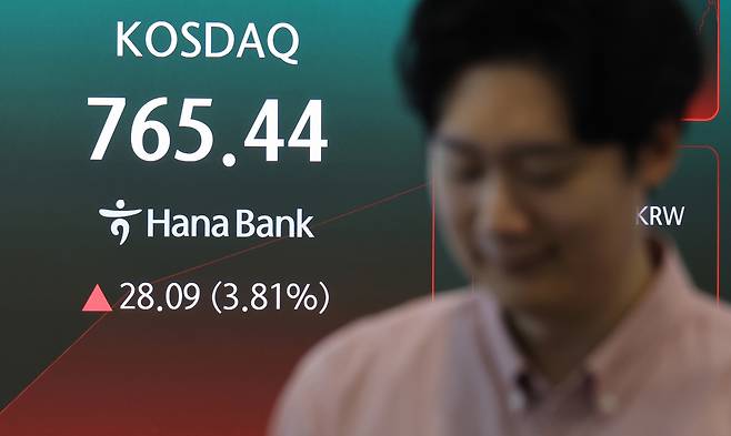 4일 서울 하나은행 본점 딜링룸에 코스닥 지수가 표시되고 있다. [연합]
