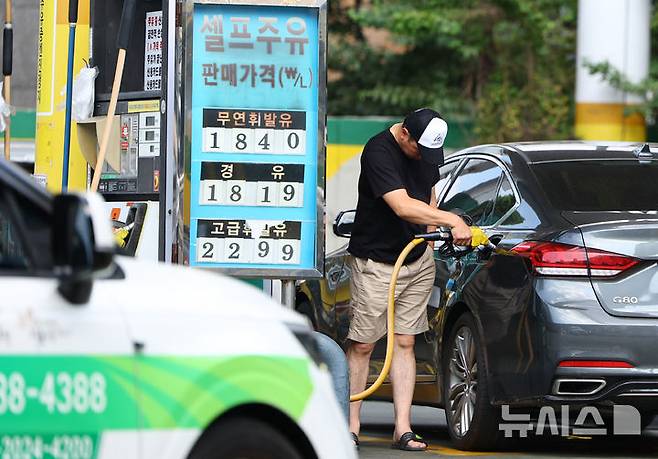 [서울=뉴시스] 황준선 기자 = 2일 서울 시내 한 주유소에 유가가 게시돼 있다.지난 1일 한국석유공사 유가정보시스템 오피넷에 따르면 7월 다섯째 주(7월 26일∼30일) 전국 주유소 휘발유 평균 판매가는 L당 1869.1원으로 직전 주 대비 3.3원 하락, 경유 평균 판매 가격은 전주 대비 4.1원 내린 1852.8원을 기록해 11주 연속 하락했다. 2026.08.02. hwang@newsis.com