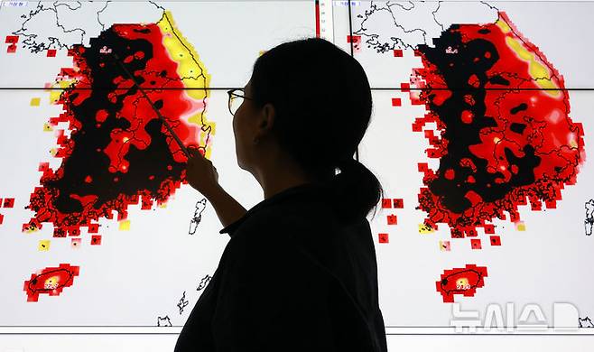 [서울=뉴시스] 최동준 기자 = 서울 전역에 폭염중대경보가 발효된 4일 서울 동작구 기상청에서 관계자가 폭염 상황을 모니터링 하고 있다. 2026.08.04. photocdj@newsis.com
