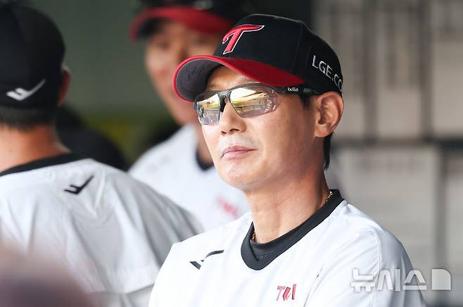 [서울=뉴시스] 황준선 기자 = 30일 서울 송파구 잠실야구장에서 열린 2026 KBO리그 키움 히어로즈와 LG 트윈스의 경기, LG 염경엽 감독이 경기장을 바라보고 있다. 2026.07.30. hwang@newsis.com