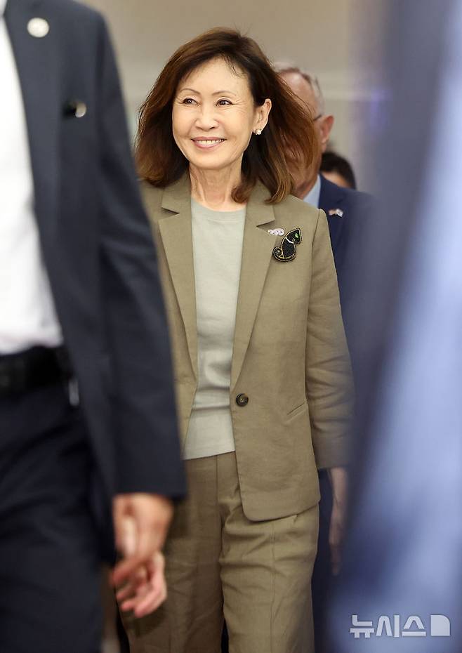 [서울=뉴시스] 김선웅 기자 = 미셸 스틸 신임 주한 미국 대사가 4일 서울 종로구 외교부에서 조현 외교부 장관과 접견을 마친 뒤 퇴청하고 있다. 2026.08.04. mangusta@newsis.com