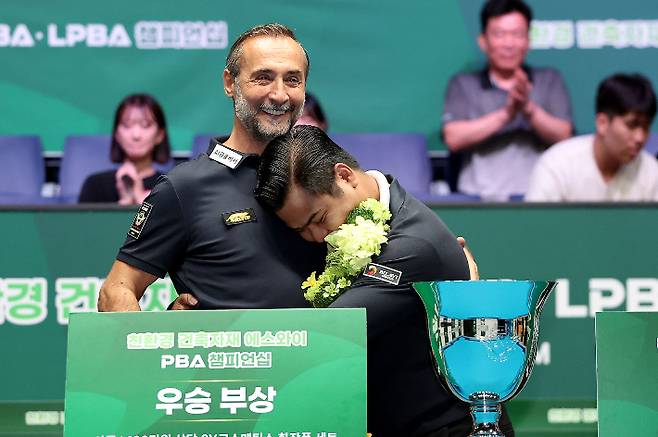 응우옌쩐타인타오가 3일 경기도 '고양 킨텍스 PBA 스타디움'에서 열린 2026-27시즌 3차 투어 '친환경 건축자재 에스와이 PBA 챔피언십' 남자부 결승 뒤 접전을 펼친 사이그너와 포옹하고 있다. PBA