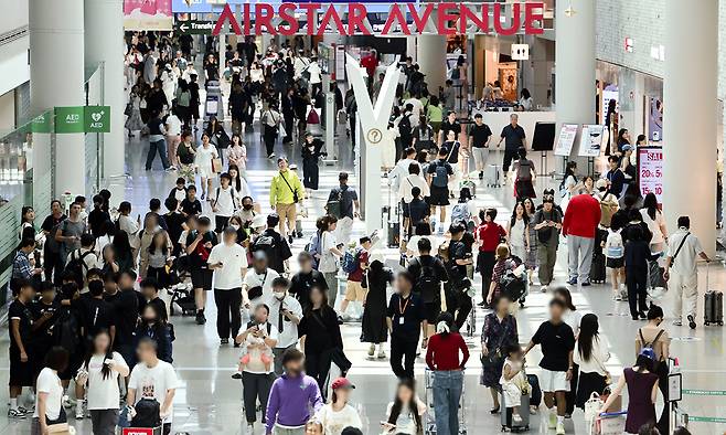 본격적인 여름 휴가철을 맞은 지난 7월 26일 인천 인천국제공항 1터미널이 여행객으로 북적이고 있다.
