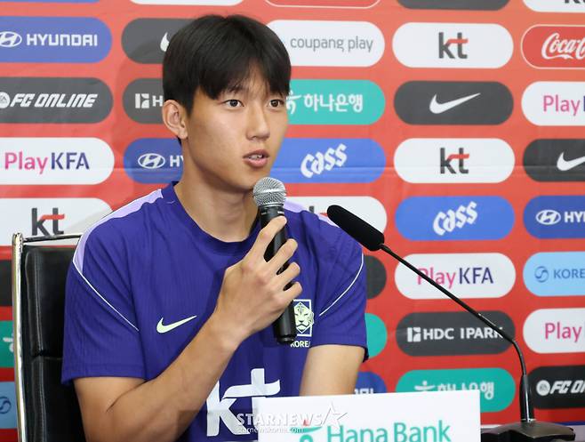 2026 북중미월드컵에 출전한 대한민국 축구 국가대표팀이 멕시코 몬테레이 유니버시티 스타티음에서 훈련을 진행했다. 이한범이 훈련에 앞서 열린 취재진의 인터뷰에서 굳은 각오를 밝혔다. /사진=김진경 대기자