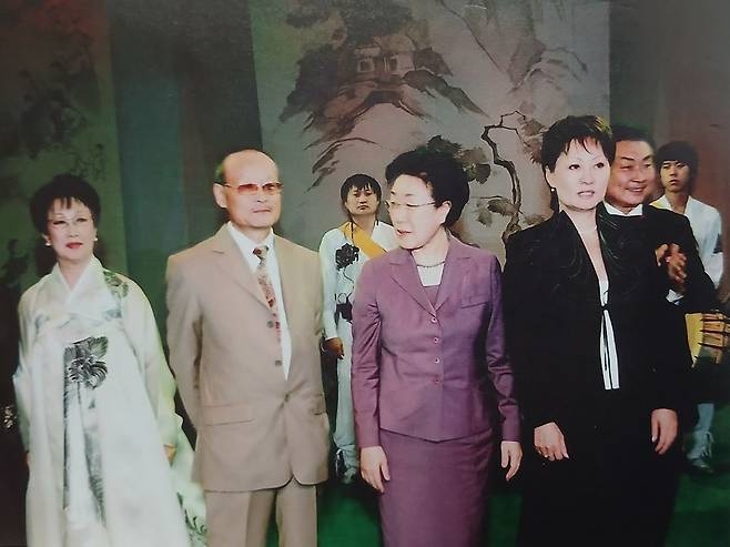 2006년 고려극장을 방문한 당시 한명숙(왼쪽서 3번째) 총리와 이 류보비 극장장  [고려극장 제공]
