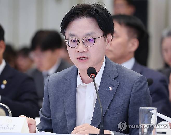 업무보고하는 김정관 산업부 장관 (서울=연합뉴스) 한상균 기자 = 김정관 산업부 장관이 4일 청와대 영빈관에서 열린 이재명 대통령 주재 부처 업무보고에서 보고하고 있다. 2026.8.4 [청와대통신사진기자단] xyz@yna.co.kr