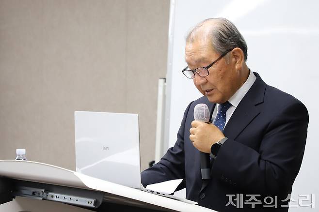 인사말을 하고 있는 강영봉 (사)제주어연구소 이사장. ⓒ제주의소리