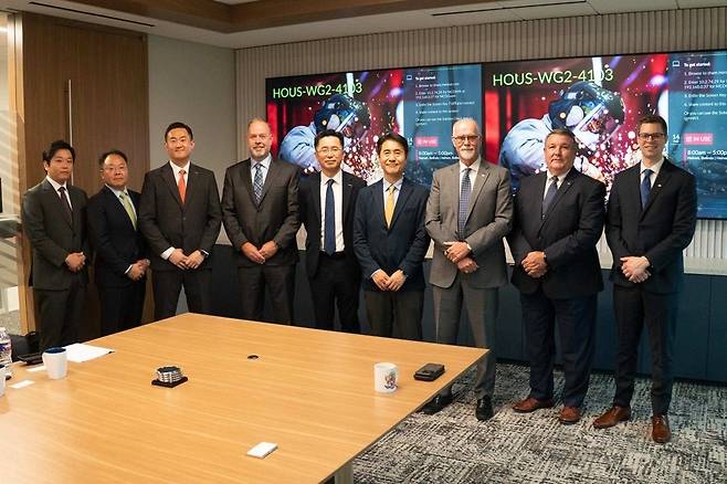 두산에너빌리티와 맥더모트 관계자들이&nbsp; 발전 시장에서 전략적 협력 기회를 모색하기 위한 양해각서(MOU)를 체결하고 기념 사진을 촬영 중이다.&nbsp;(사진=맥더모트)