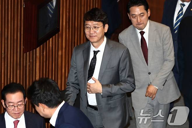 김웅 전 국민의힘 의원이 지난 2024년 당시 서울 여의도 국회 본회의장에서 열린 21대 마지막 본회의에서 채상병 특검법(순직 해병 수사 방해 및 사건 은폐 등의 진상규명을 위한 특별검사의 임명 등에 관한 법률안 재의의 건)에 대한 투표를 하기 위해 줄을 서고 있는 모습. 2024.5.28 ⓒ 뉴스1 이광호 기자