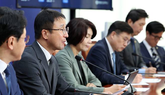 한병도 더불어민주당 대표 직무대행 겸 원내대표가 4일 서울 여의도 국회에서 열린 원내대책회의에서 발언하고 있다./뉴시스