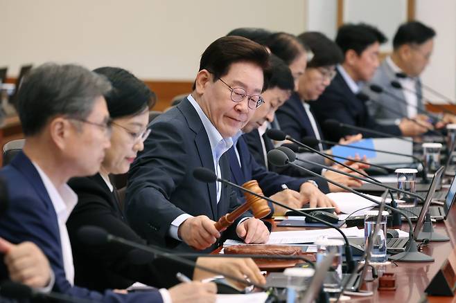 이재명 대통령이 4일 청와대에서 열린 국무회의에서 의사봉을 두드리며 개회를 선언하고 있다./뉴시스