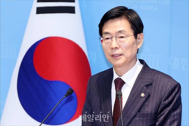 조경태 국민의힘 의원이 5일 오전 서울 여의도 국회 소통관 기자회견장에서 윤민우 국민의힘 윤리위원장 사퇴와 윤리위 재구성, 무소속 한동훈 의원에 대한 제명 징계 철회 등을 촉구하며 기자회견을 하고 있다. ⓒ데일리안 홍금표 기자