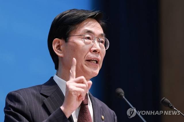 조경태 국민의힘 의원이 5일 국회 소통관에서 국민의힘 윤민우 윤리위원장 사퇴와 윤리위 재구성, 한동훈 의원에 대한 제명 징계 철회 등을 촉구하고 있다. 연합뉴스