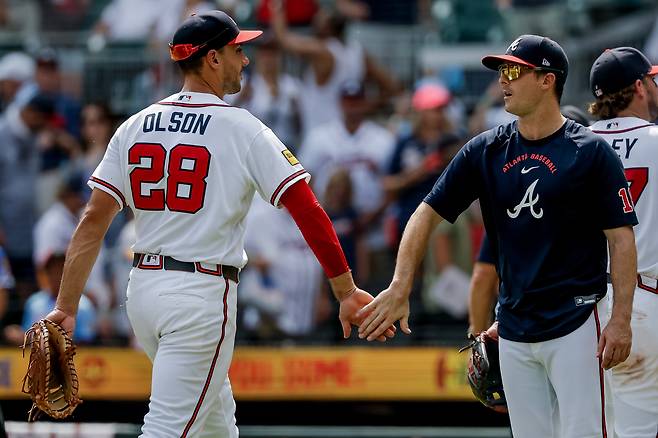 <YONHAP PHOTO-2166> Atlanta Braves' Mike Yastrzemski, right, and Matt Olson (28) celebrate after their team defeated the Washington Nationals in a baseball game, Sunday, Aug. 2, 2026, in Atlanta. (AP Photo/Erik S. Lesser)/2026-08-03 05:19:28/<저작권자 ⓒ 1980~2026 ㈜연합뉴스. 무단 전재 재배포 금지, AI 학습 및 활용 금지>