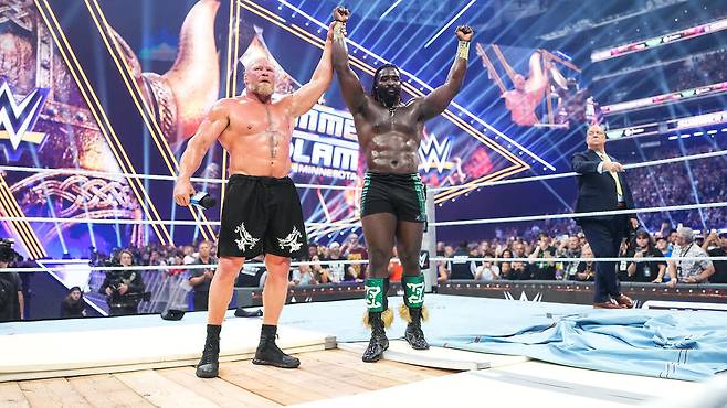 지난 1일 열린 WWE 섬머슬램 1일 차 경기에서 마지막 경기를 펼친 브록 레스너(왼쪽)가 자신을 이긴 오바 페미(오른쪽)의 팔을 들어 올리고 있다. 사진=WWE