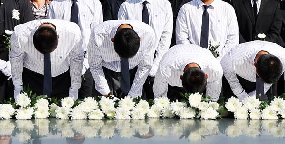 지난달 6일 오후 전남광주통합특별시 북구 국립 5·18 민주묘지에서 배재고등학교 야구부 학생들이 참배하고 있다. [사진=연합뉴스]