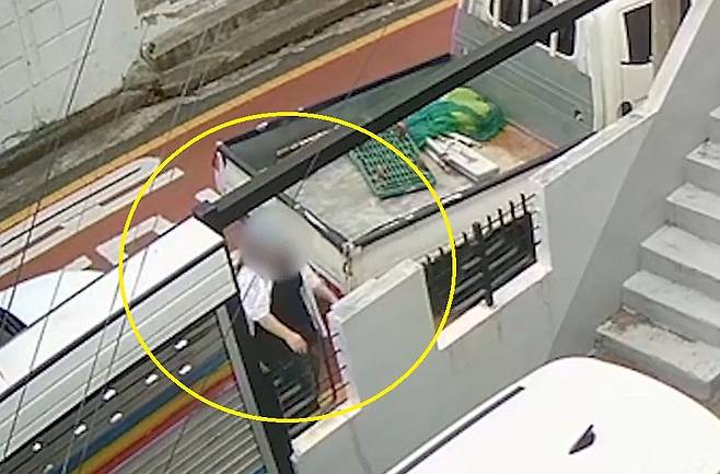 지난 5월 26일 오후 대전시 서구의 한 주택가에서 20대로 추정되는 여성이 우편함에서 놓인 현금을 수거하기 위해 접근하고 있다. [사진 대전경찰청]