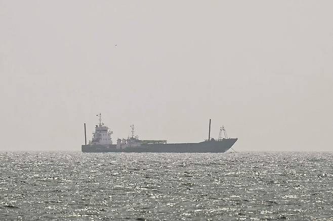 지난 3일 호르무즈 해협 인근을 지나는 선박. AFP=연합뉴스