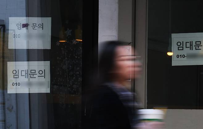 서대문구 한 점포에 임대 문의 문구가 붙어 있다. 정효진 기자