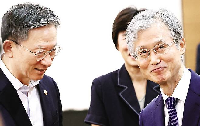 정성호(왼쪽) 법무부 장관과 조희대 대법원장이 4일 서울 서초구 대법원에서 열린 대법관 후보추천위원회 회의에 참석해 인사를 나누고 있다. 이날 대법관 후보추천위는 다음 달 퇴임하는 이흥구 대법관의 후임 후보군을 선정해 추천했다. 뉴시스