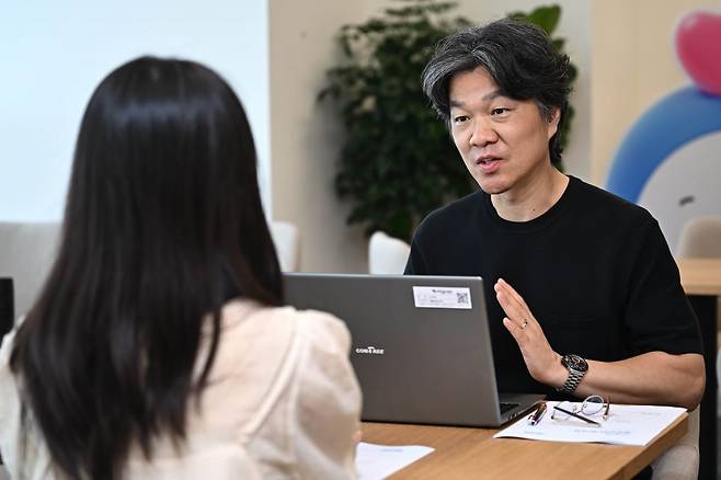 직장인 이정민(26·가명)씨가 3일 서울 중구 서민금융진흥원 본사에서 ‘청년 모두를 위한 찾아가는 재무 상담’을 받고 있다. 윤웅 기자