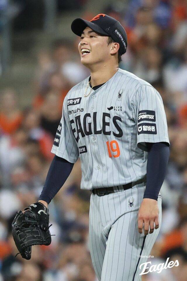 왕옌청이 8월 4일 대구 삼성 라이온즈파크에서 열린 삼성 라이온즈전 마운드에서 웃고 있다./한화 이글스 제공