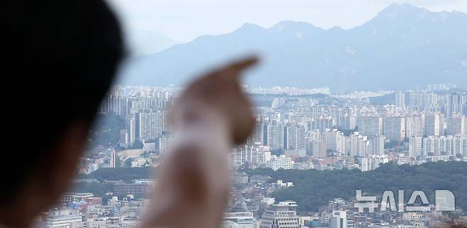 [서울=뉴시스] 홍효식 기자 = 정부가 7일 부동산관계장관회의를 통해 주택공급 확대 방안을 발표했다. 정부는 수도권 주택 공급 부족을 해소하기 위해 2030년까지 수도권에 총 135만가구 공급을 목표로 매년 신규 주택 27만가구 착공을 추진한다. 이를 위해 한국토지주택공사(LH)가 수도권 공공택지 매각을 중단하고 직접 시행에 나선다.사진은 주택공급 확대 방안을 발표한 7일 남산에서 바라본 서울 아파트 모습. 2025.09.07. yesphoto@newsis.com