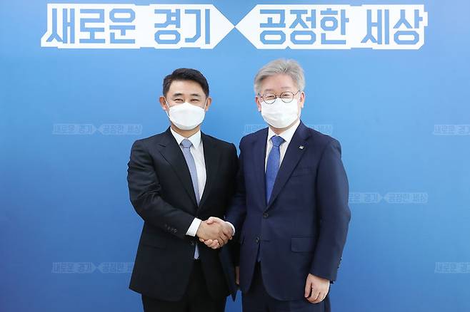 [청주=뉴시스] 2020년 11월10일 이재명 경기도지사로부터 임명장을 받고 있는 박병국 경기도시장상권진흥원 상임이사. (사진=경기도청 홈페이지) photo@newsis.com *재판매 및 DB 금지
