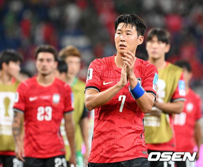 [OSEN=몬테레이(멕시코), 이대선 기자] 홍명보 감독이 이끄는 대한민국 축구대표팀은 25일(이하 한국시간) 오전 10시 멕시코 몬테레이 스타디움에서 개최된 2026 국제축구연맹(FIFA) 북중미 월드컵 조별리그 A조 최종전에서 남아프리카공화국에게 0-1 충격패를 당했다.&nbsp;1승2패가 된 한국은 A조 3위로 밀리며 32강 자력진출에 실패했다. 한국은 나머지 조들의 상황을 따져보고 32강에 진출할 가능성은 남아있다. 1승1무1패의 남아공이 2위로 32강 진출을 확정지었다.&nbsp;경기 종료 후 대한민국 손흥민이 관중석을 향해 인사를 하고 있다. 2026.06.25 /sunday@osen.co.kr