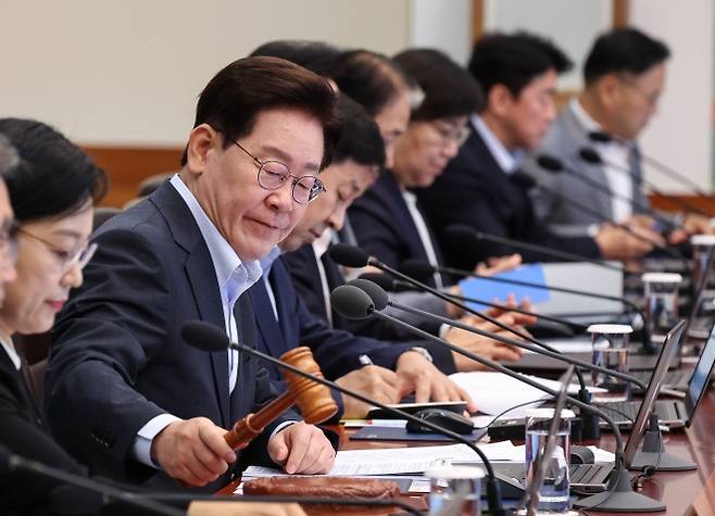 72년 만에 바뀌는 형소법… 국무회의 의결 - 이재명 대통령이 4일 청와대에서 열린 국무회의에서 의사봉을 두드리며 개회를 선언하고 있다. 국무회의에선 검사의 직접 수사 권한을 폐지하는 내용의 형사소송법 일부개정법률 공포안이 심의·의결됐다. 뉴스1