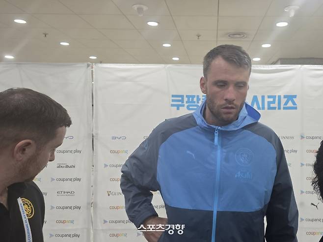 5일, K리그 올스타 vs 맨체스터 시티의 경기 종료 후 공동취재구역에서 취재진과 인터뷰 중인 맨시티의 골키퍼 마커스 베티넬리.  사진=용환주 기자